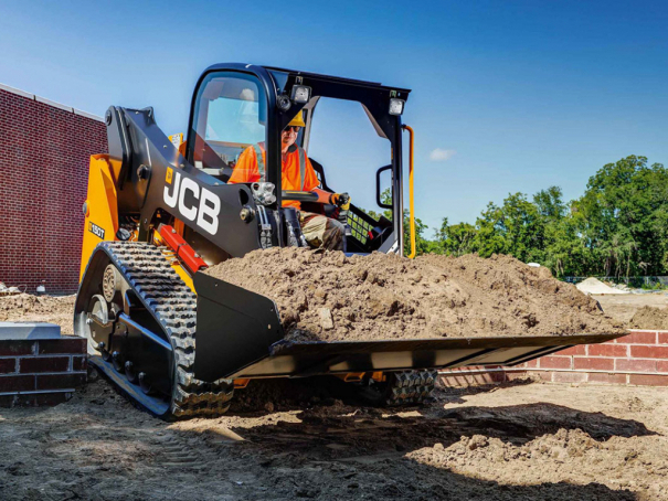 Smykem řízené pásové nakladače JCB Robot T