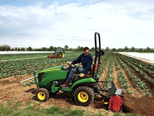 Kompaktní traktor John Deere 1026R