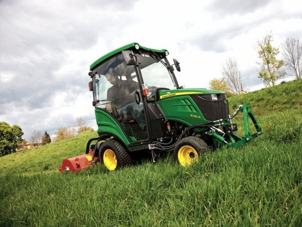 Kompaktní traktor John Deere 1026R