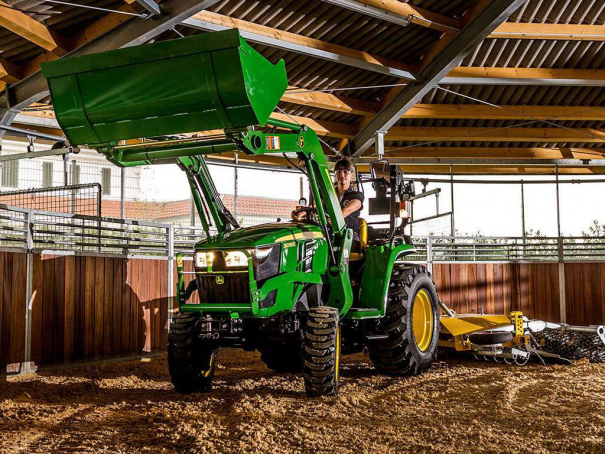 Kompaktní traktor John Deere 3038E