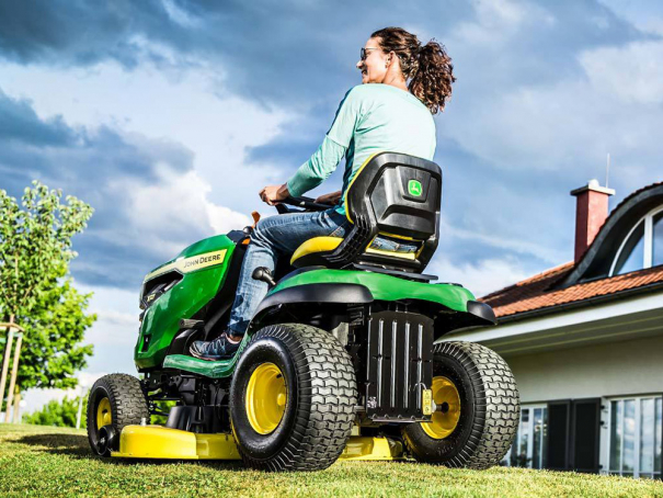 Zahradní traktor John Deere X127