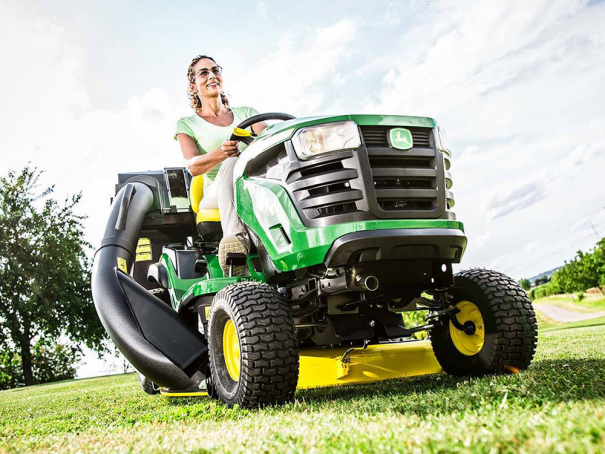 Zahradní traktor John Deere X127