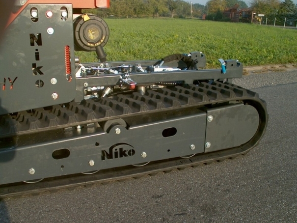 Pásový traktor Niko HY 30/2010