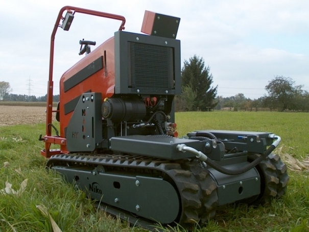 Pásový traktor Niko HY 38/2010