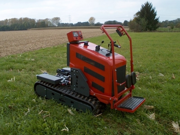 Pásový traktor Niko HY 38/2010