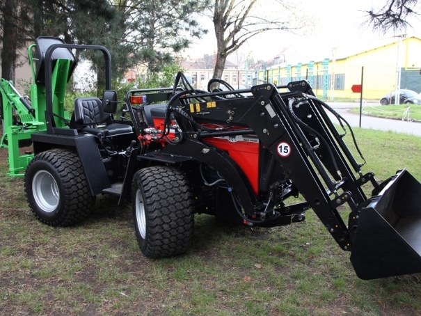 Kompaktní traktor Wisconsin Engineering W5000 Yukon