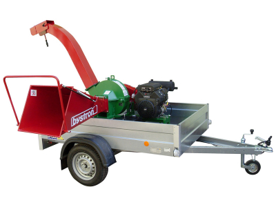 Špalíkovač Bystroň Pirana Longa se spalovacím motorem 23,5 HP na podvozku