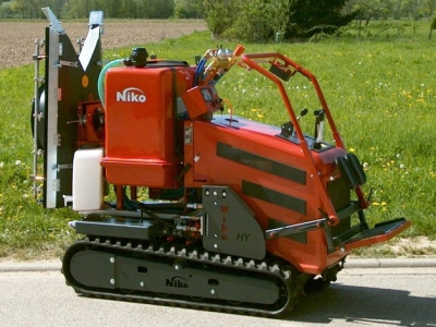 Pásový traktor Niko HY 38/2010