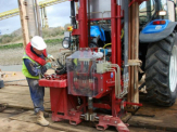 Vrtná souprava SonicSampDrill SmallRotoSonic Tractor mast SRS T