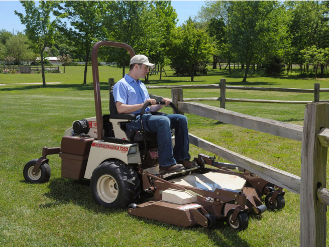 Model Grasshopper 725D pracuje s čelním systémem sečení se záběrem 132 nebo 155 cm.