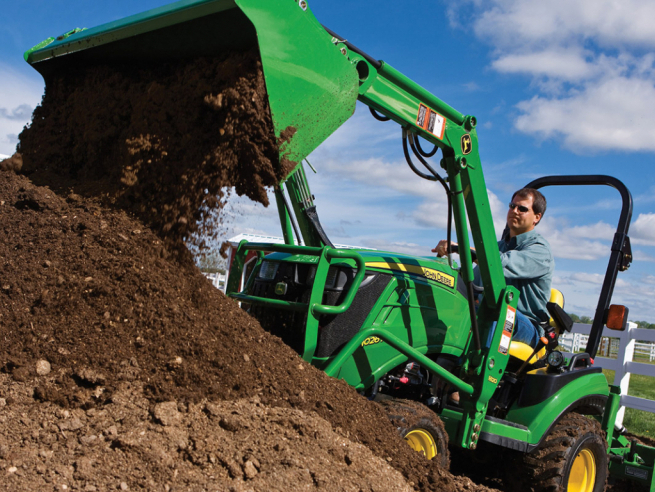 K traktoru John Deere 1026R nyní dostanete zdarma čelní nakladač John Deere H120 i s lopatou o záběru 1250 mm.