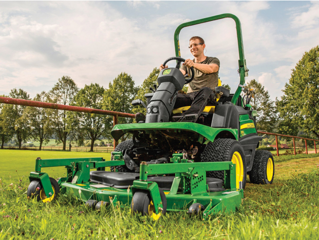 Kromě zelených obecních ploch se stroje John Deere s čelním žacím ústrojím a traktor John Deere X950R uplatní například při sečení ploch sportovních areálů.