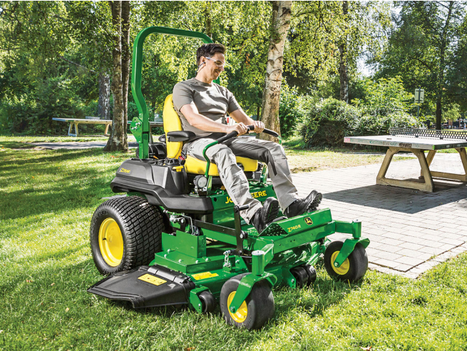 Řízení pákami je naprosto přesné, John Deere Z740R ukazuje, jak každou hranu obsečete až ke kraji.