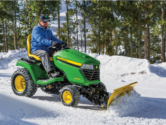 Zahradní traktor John Deere X590 se při zimní údržbě uplatní nejen s radlicí, ale i se zametacím kartáčem nebo sněhovou frézou.