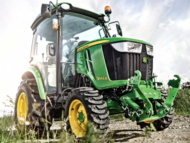 Kapota nových kompaktních traktorů je ostřeji řezaná, přísnější tváří se tyto stroje přiblížily svým větším zemědělským sourozencům.