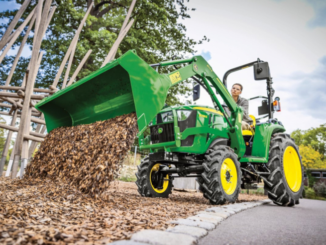 Pro traktory 3025E a 3038E je určen napevno montovaný nakladač John Deere 300E.