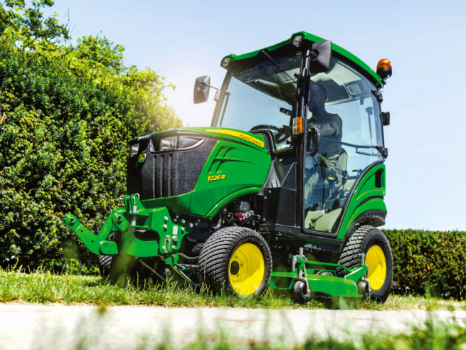 S traktorem John Deere 1026R a žacím ústrojím stejné značky o záběru 137 nebo 153 cm dostává trávník bezvadný sestřih.