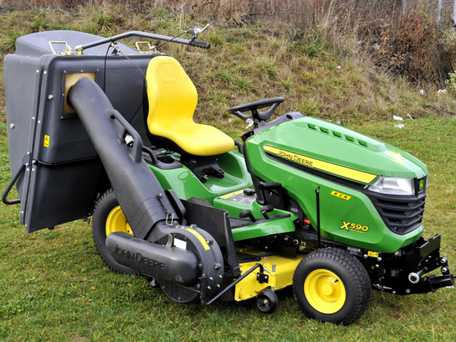 Skvěle vybavený John Deere X590 s žacím ústrojím John Deere 48A a sběrným košem se sací turbínou Matev CLS-G 450 teď pořídíte za 299 000 Kč, tedy o 66 000 levněji. Ale neváhejte, uvedená akční nabídka platí pouze do 30. října 2017.