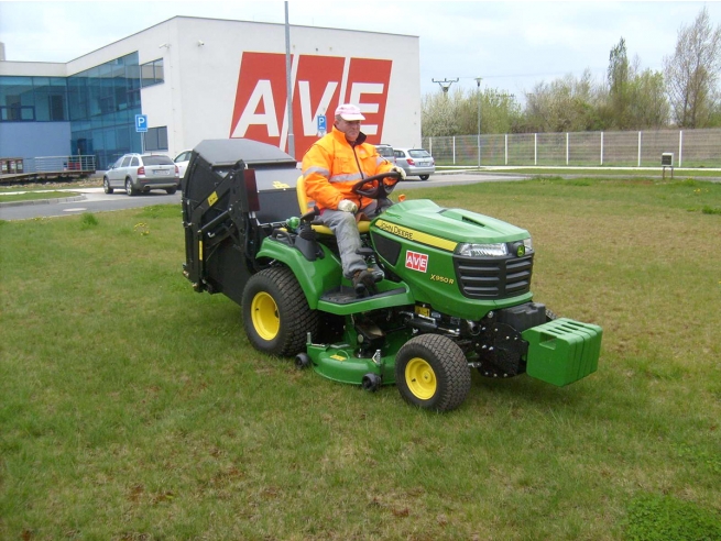 První John Deere X950R prodaný v České republice seče trávníky v Kolíně. 