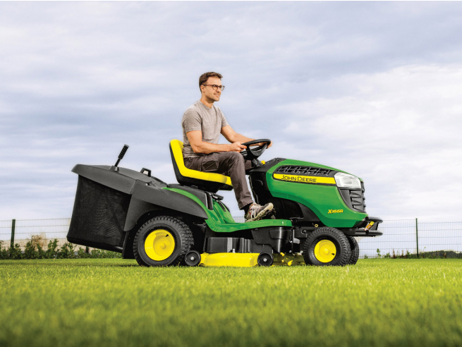 John Deere X166R seče opravdu krásně, při jeho nákupu nyní ušetříte 15 000 Kč.