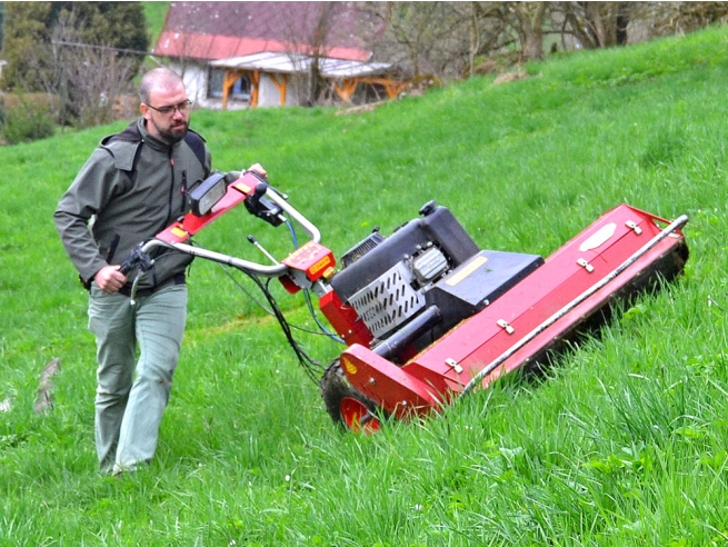 Mulčování trávy se stroji DAKR Panter