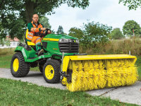 Ještě se nenašla cesta, kterou by John Deere X948 s pohonem všech čtyř kol a uzávěrkou diferenciálu neprojel. Další ukázku jeho využití v komunálních službách představuje zametací kartáč.