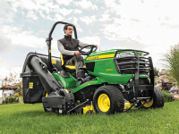 Pro sečení se sběrem je nevhodnější John Deere X950R, ovšem i k ostatním modelům této řady si můžete přiobjednat sběrací ústrojí s objemnými koši.