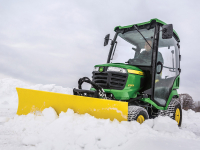 Ten, kdo hodlá svůj traktor provozovat i v zimě a za nepříznivého počasí, ocení luxusní a prostornou příplatkovou kabinu vybavenou topením.
