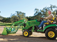 Připojení čelního nakladače k traktoru je otázkou chvilky, protože oba jsou ze stejné stáje John Deere a patří k sobě.