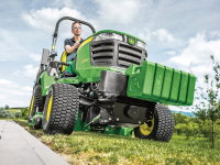 Trávníky krásně posečete i s traktorem John Deere X950R.