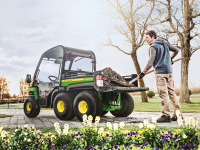 John Deere nevyrábí jen čtyřkolky – šestikolka Gator TH uveze přes sedm metráků nákladu.