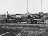 Technika John Deere sloužila nejen zemědělcům, jak dokládá snímek prvního traktoru Waterllo Boy, od jehož zahájení sériové výroby letos uběhlo přesně sto let.