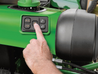 Tlačítky na zadním blatníku můžete ovládat nejen pojezd traktoru, ale také tříbodový závěs.