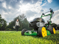 Využijete-li při nákupu traktoru John Deere 1026R zvýhodněného financování JD Finance s úrokovou sazbou ve výši pouhých 0,99 %, dostanete navíc zdarma i motorovou sekačku John Deere R43V v ceně 26 500 Kč.