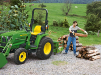 Rovněž John Deere 3036E se dokáže uplatnit při různých činnostech, čelní nakladač přitom nemusíte vůbec odkládat.