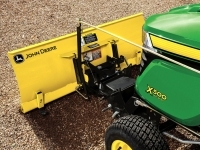 Svůj zahradní traktor nemusíte provozovat výhradně s originální zimní výbavou John Deere, jako tento model řady X500 na snímku. K dispozici je také kvalitní komunální nářadí německé značky Matev.