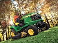 Univerzální traktory John Deere řady X750 poháněné vznětovými motory prošly modernizací, která se mimo jiné odrazila i na elegantní kapotě motoru.