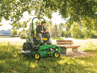 Jakákoliv překážka při sečení obvykle vadí a překáží. Na ZTraku John Deere se na ně začnete těšit.