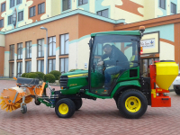 Takhle vypadá proměna žacího profesionála – traktoru John Deere X950R v odklízeče sněhu – stačí odložit žací ústrojí i sběrací koš, dopředu uchytit zametací kartáč a dozadu sypač.