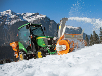 Akce „SnowFox“ zlevnila traktor John Deere1026R s radlicí a sypačem Matev z ceny bezmála tři čtvrtě milionu na 669 000 Kč. Jeho 26 koní pod kapotou bohatě stačí i pro pohon sněhové frézy.
