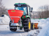 Sněžné lišky – soupravy traktorů John Deere s radlicemi a sypači Matev – se vztahují i na větší komunální modely, u modelu 3033R například ušetříte přes 150 tisíc korun.