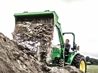 Společně s modernizovanými traktory představil John Deere i nové čelní nakladače.