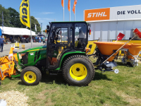 John Deere 3038E se zimní výbavou Matev a s pro celoroční nasazení nezbytnou kabinou.