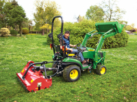 John Deere je všestranný traktor, který se rychle chopí nejen každé práce, ale i nářadí, které k ní potřebuje.