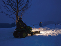 Traktory John Deere řady X500 mají dost síly i na odklízení přívalů sněhu.