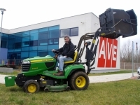 Koš na 650 litrů lze vysypat z výšky 203 cm, za volantem traktoru dispečer a mechanizátor AVE Kolín Tomáš Strnad.