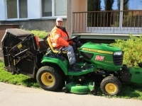 Díky zadnímu výhozu středovým tunelem může traktor obsekávat překážky až do krajů z obou stran.