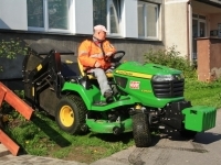 S poloměrem otáčení 155 cm doprava a 183 cm doleva je John Deere X950R velmi obratným traktorem.