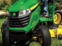 Základem zahradních traktorů John Deere je odolný prostorový rám a litinová přední náprava.