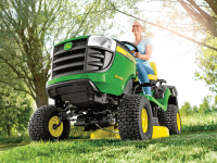 Akční nabídka srazila cenu traktoru John Deere X146R pod sto tisíc.